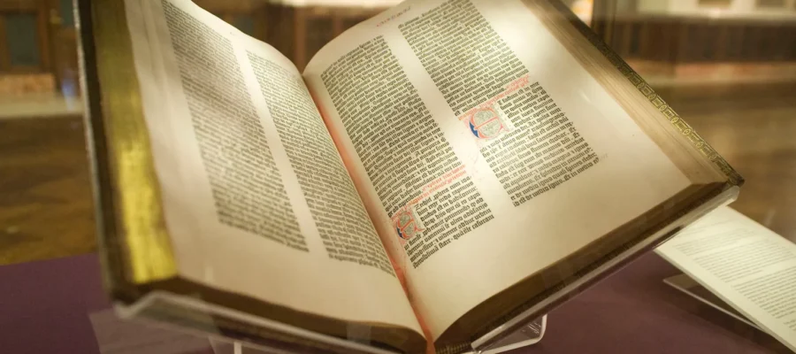 Gutenberg_Bible_Lenox_Copy_New_York_Public_Library_2009._Pic_01